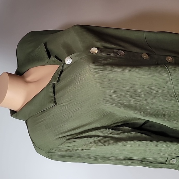 ND New Directions Green Button-up - Roll-tab sleeves V-neck -Back button design - Picture 15 of 15
